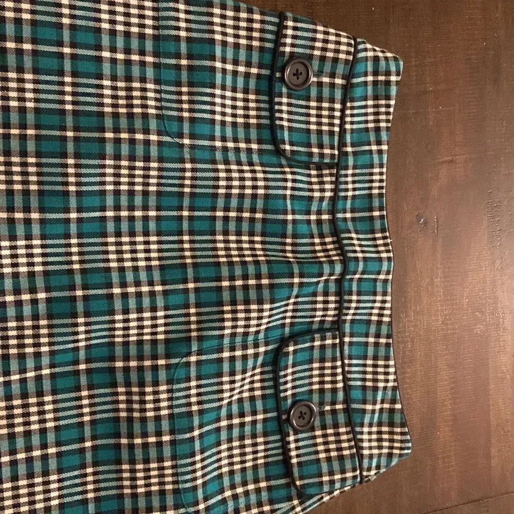 Harold’s plaid skirt ladies size 2 Green black and white